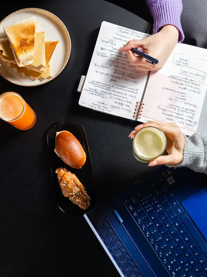 Il Green Pea Café è un luogo bello, fatto di spazi accoglienti e luminosi, di piante, di libri e aree multifunzionali.